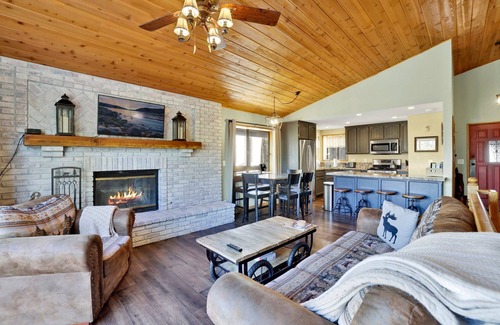 Big Bear City Cabin | Lazy Llama Lodge- Pool Table- Firepit- Essentials
