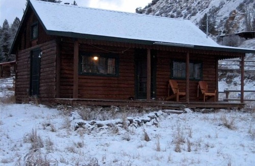 Gardiner Cabin | Lazy M Mountain Cabin- A Cozy Mountain Getaway. No Cleaning Fee