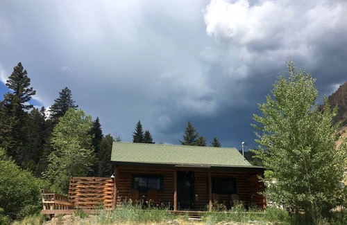 Gardiner Cabin | Lazy M Mountain Cabin- A Cozy Mountain Getaway. No Cleaning Fee