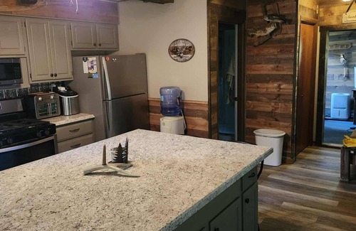 Gerlaw Cabin | Lazy Oaks: Charming cabin on pond with A/C in delightful Little York, Illinois