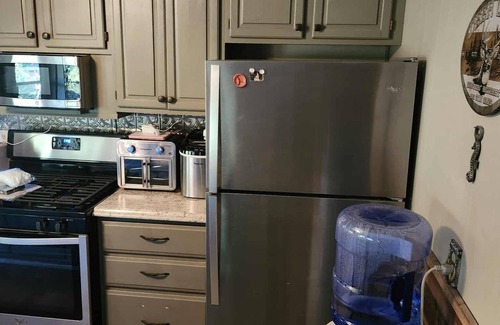 Gerlaw Cabin | Lazy Oaks: Charming cabin on pond with A/C in delightful Little York, Illinois