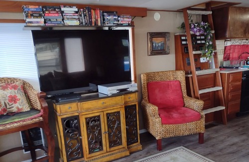Nokomis Boat Rental | Lazy Parrot
