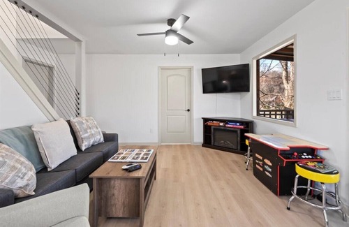 Florence Cabin | Lazy River Lodge -sleeps 7, hot tub, putting green, and shared boat slip