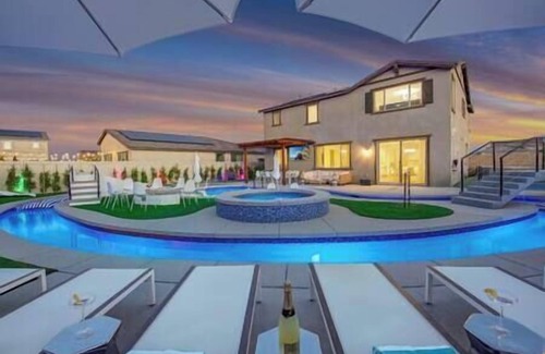 Coachella House | Lazy River, pickleball, g’room, fun in the desert!