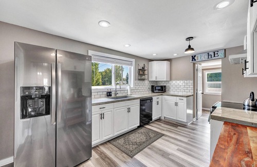 Oconto House | Lazy River Villa - Hottub! Fenced Yard! Sleeps 13!