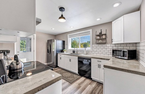 Oconto House | Lazy River Villa - Hottub! Fenced Yard! Sleeps 13!