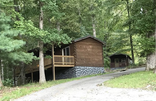 Hendersonville Cabin | Lazy Rocker Cabin at Green Mountain Lodge in the heart of NC Apple Country