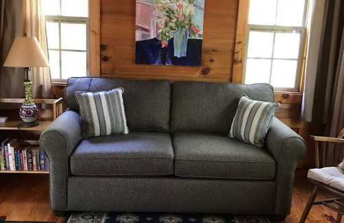 Hendersonville Cabin | Lazy Rocker Cabin at Green Mountain Lodge in the heart of NC Apple Country