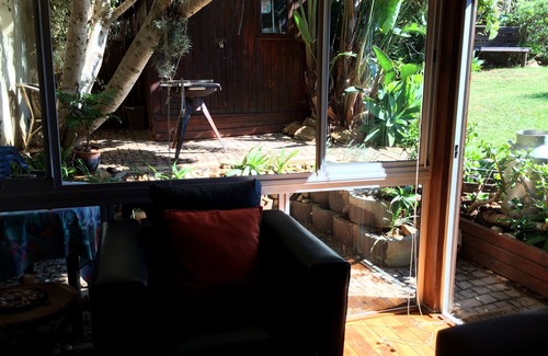 Wavecrest Cottage | Lazybay cottage set in a quiet garden in walking distance to the beach and shops
