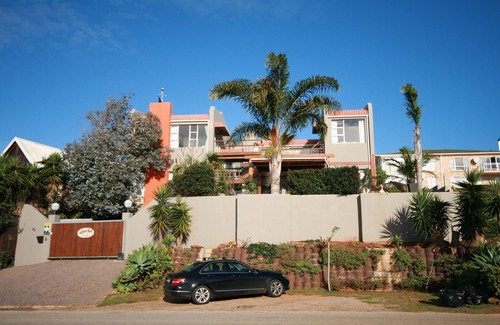 Wavecrest Cottage | Lazybay cottage set in a quiet garden in walking distance to the beach and shops