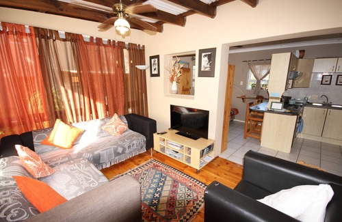 Wavecrest Cottage | Lazybay cottage set in a quiet garden in walking distance to the beach and shops