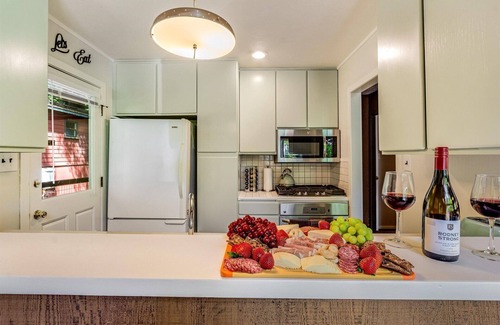 Guerneville Cabin | LazyRiverLodge~Classic Cabin on River Family FUN Dock&Decks!GmRm/WiFi/HotTub
