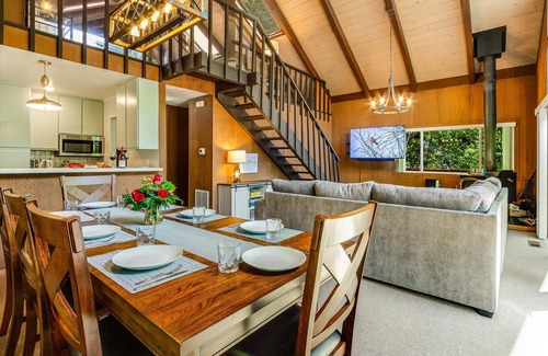 Guerneville Cabin | LazyRiverLodge:Dock&Decks!FUN Family Classic Cabin on River!GmRm/WiFi/HotTub