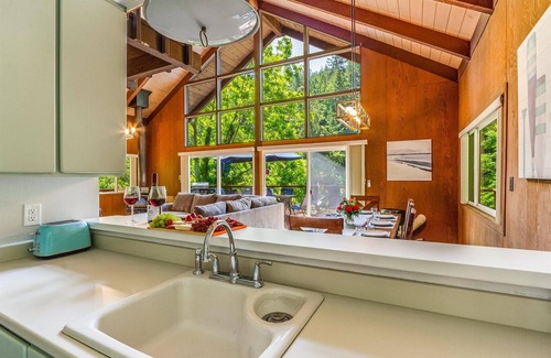 Guerneville Cabin | LazyRiverLodge:Dock&Decks!FUN Family Classic Cabin on River!GmRm/WiFi/HotTub
