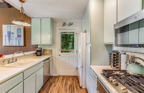 Guerneville Cabin | LazyRiverLodge:Dock&Decks!FUN Family Classic Cabin on River!GmRm/WiFi/HotTub
