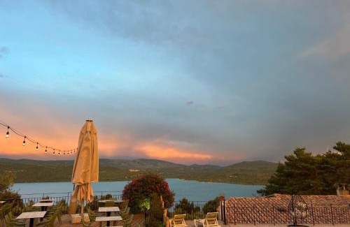 Sainte-Croix-du-Verdon Hotel | Le 10 18 hôtel restaurant