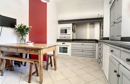 Pernes-les-Fontaines House | Le 115, air-conditioned town house with interior courtyard and swimming pool