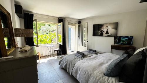 Robion Bed & Breakfast | Le 52 en Provence - Chambres ou Suite en B&B dans Authentique Mas de Village avec Piscine au pied du Luberon