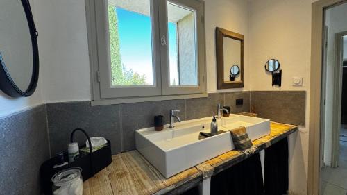 Robion Bed & Breakfast | Le 52 en Provence - Chambres ou Suite en B&B dans Authentique Mas de Village avec Piscine au pied du Luberon