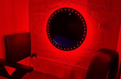 Saint-Etienne-des-Hautes-Terres House | Le Baiser 1 le bunker réaménagé en plaisir interdit