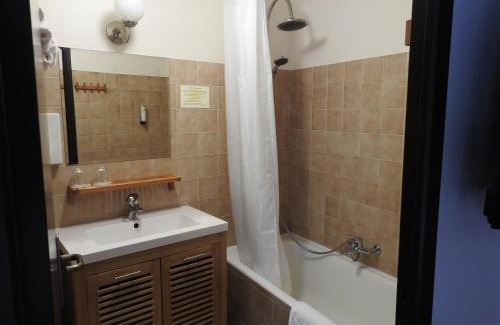 Saint-Julien-Chapteuil Hotel | Le Barriol