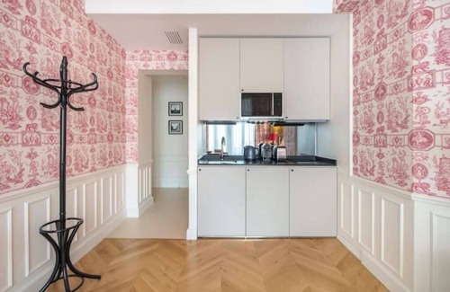 Quartier Sainte-Avoye Apartment | LE BEAU MARAIS, Luxury Apt, GRENAT, AIR-COND, LIFT