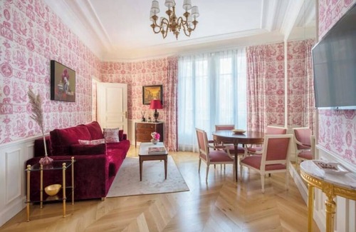 Quartier Sainte-Avoye Apartment | LE BEAU MARAIS, Luxury Apt, GRENAT, AIR-COND, LIFT