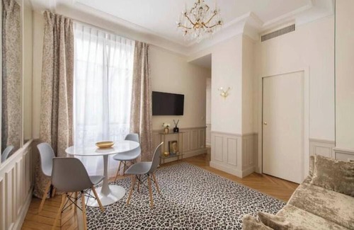 Quartier Sainte-Avoye Apartment | LE BEAU MARAIS, Luxury Apt, OPALE, AIR COND, LIFT