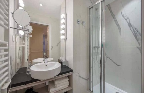 Quartier Sainte-Avoye Apartment | LE BEAU MARAIS, Luxury Apt, QUARTZ-ROSE, Air COND, LIFT