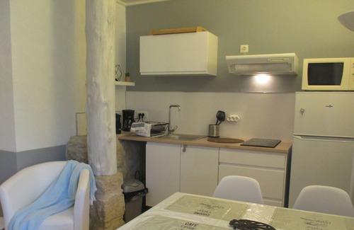 Noves Apartment | Le Beaulieu LE CIGALOU studio in villa with swimming pool