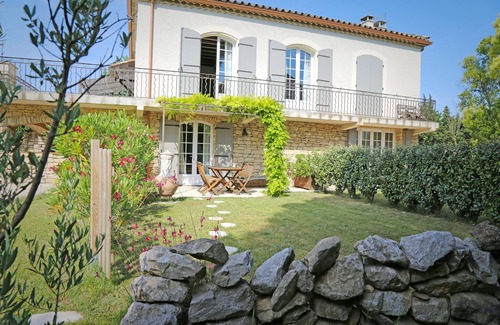 Noves Apartment | Le Beaulieu LE CIGALOU studio in villa with swimming pool
