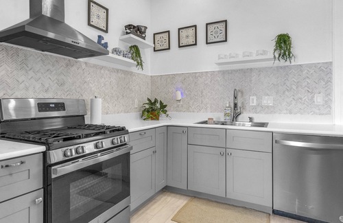 Montgomery House | Le Belle Maison - Historic, restored House in the heart of Montgomery. nn