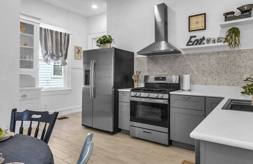Montgomery House | Le Belle Maison - Historic, restored House in the heart of Montgomery. nn