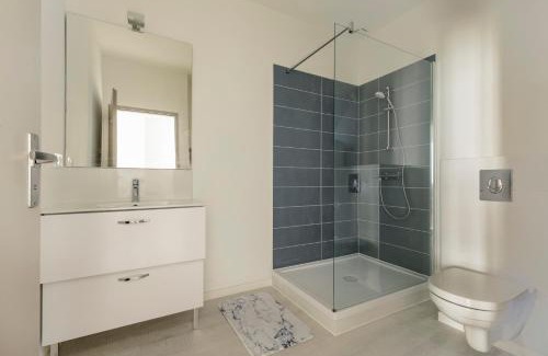 Castelsarrasin Apartment | LE BLEU - Lumineux, 1 chambre, salle de bain moderne