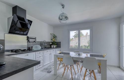 Nans-les-Pins Apartment | Le Bonheur d'Accueillir - Apt de 120 m2 avec jardin