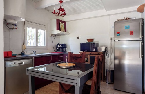 Sanary-sur-Mer House | Le Cabanon de Valérie' with 45 m² of indoor space and 700 m² garden with private parking.
