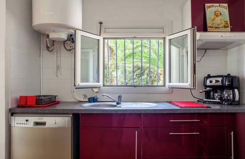 Sanary-sur-Mer House | Le Cabanon de Valérie' with 45 m² of indoor space and 700 m² garden with private parking.