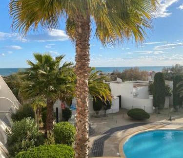Le Couchant Apartment | LE CALI, P2 Cabine dans une résidence avec piscine, vue mer et parking privé