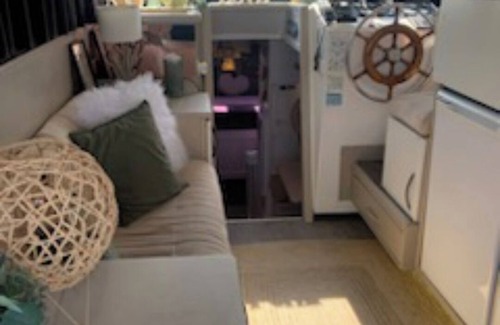 Port Boat Rental | Le Carpe Diem Year-round heated boat Close to beach and shops