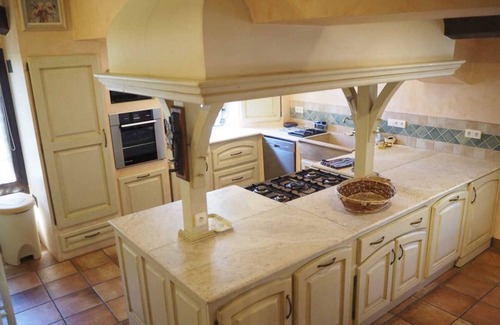 Manosque House | Le Castellas, sleeps 7, wooded grounds, private pool