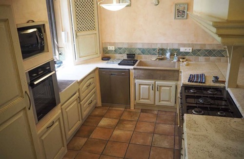 Manosque House | Le Castellas, sleeps 7, wooded grounds, private pool