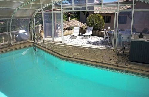 Manosque House | Le Castellas, sleeps 7, wooded grounds, private pool