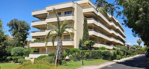 Cap-d'Antibes Apartment | Le Château de la Pinède - début Cap d'Antibes - garden flat, swimming pool, tennis