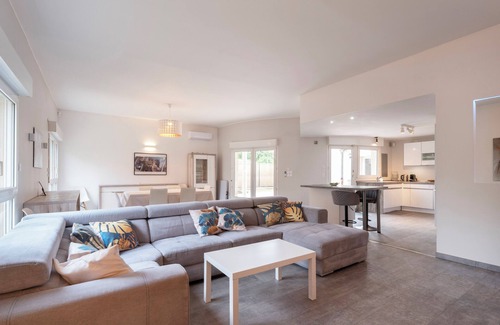 Thionville House | Le Château Jeannot - Rock in Share