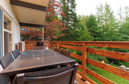 St-Adolphe-d'Howard Ski Chalet | Le Chalet Blanc, lakefront with jacuzzi