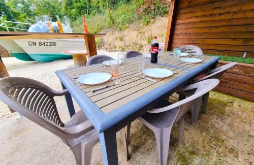 Les Trois Lacs Ski Chalet | Le chalet au bord de seine