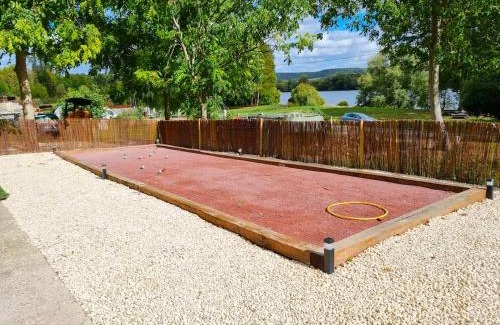 Les Trois Lacs Ski Chalet | Le chalet au bord de seine