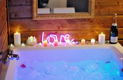 Bourgoin-Jallieu Apartment | Le Chalet enchanteur/PRIVATE XXL spa/CINEMA screen/Optical fiber/2 min center