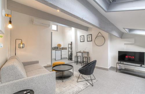 Vienne Apartment | Le Cléret, Studio douillet sous les toits