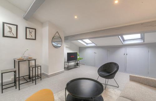 Vienne Apartment | Le Cléret, Studio douillet sous les toits